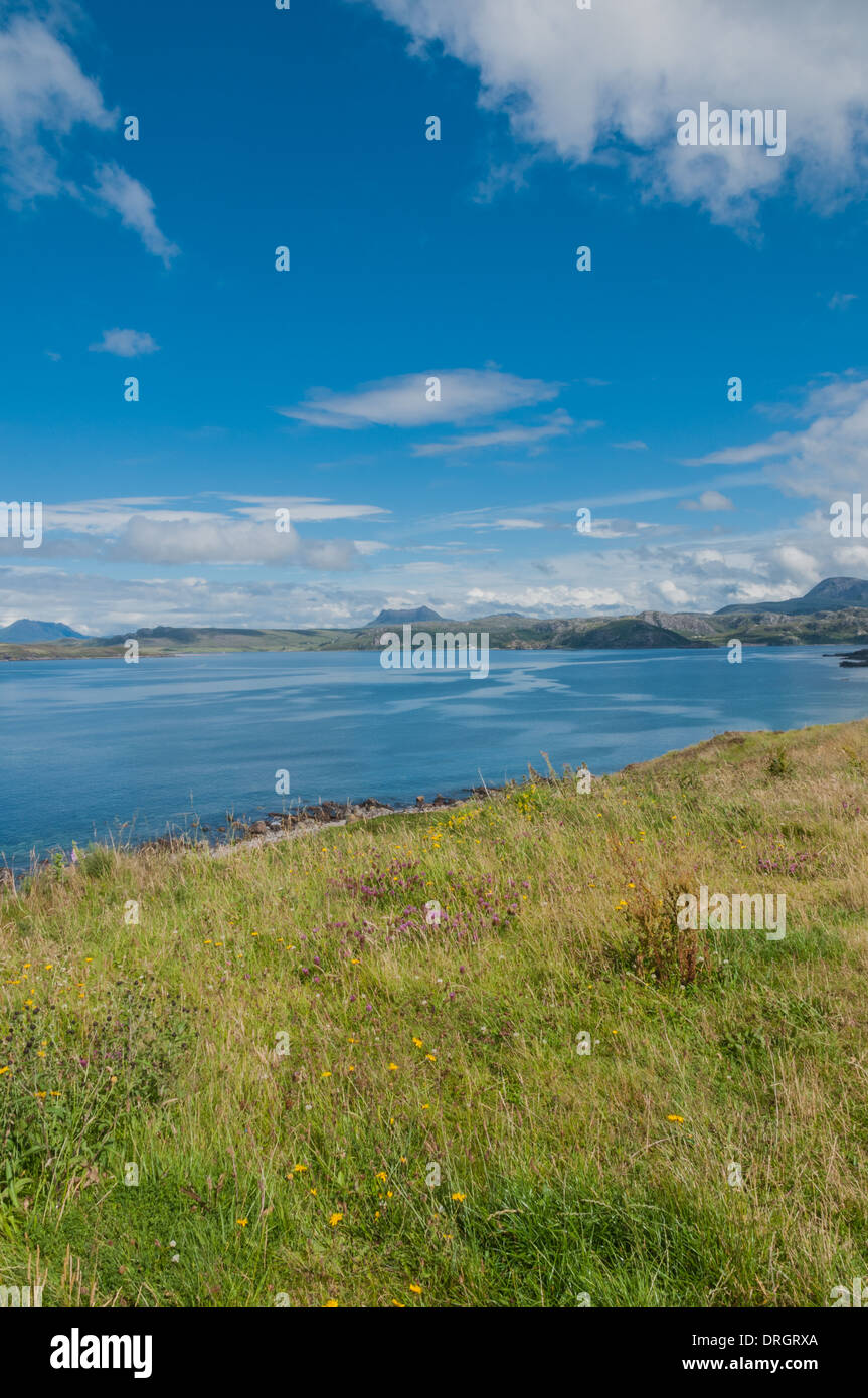Gruinard Bay & Gruinard Island cercando verso Benmore Coigach nr Paisley Ross & Cromarty Highland Scozia Scotland Foto Stock