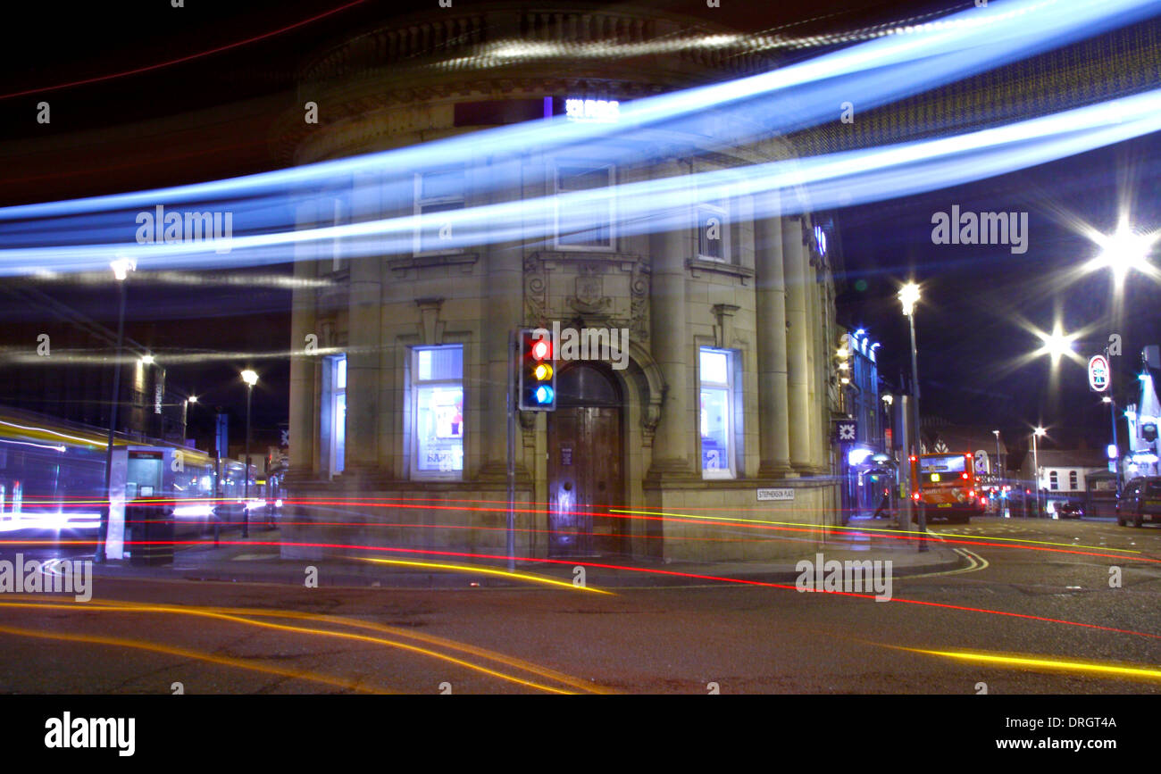 Il traffico passa dalla banca RBS sul luogo Stephenson, Chesterfield, Derbyshire, Regno Unito Foto Stock