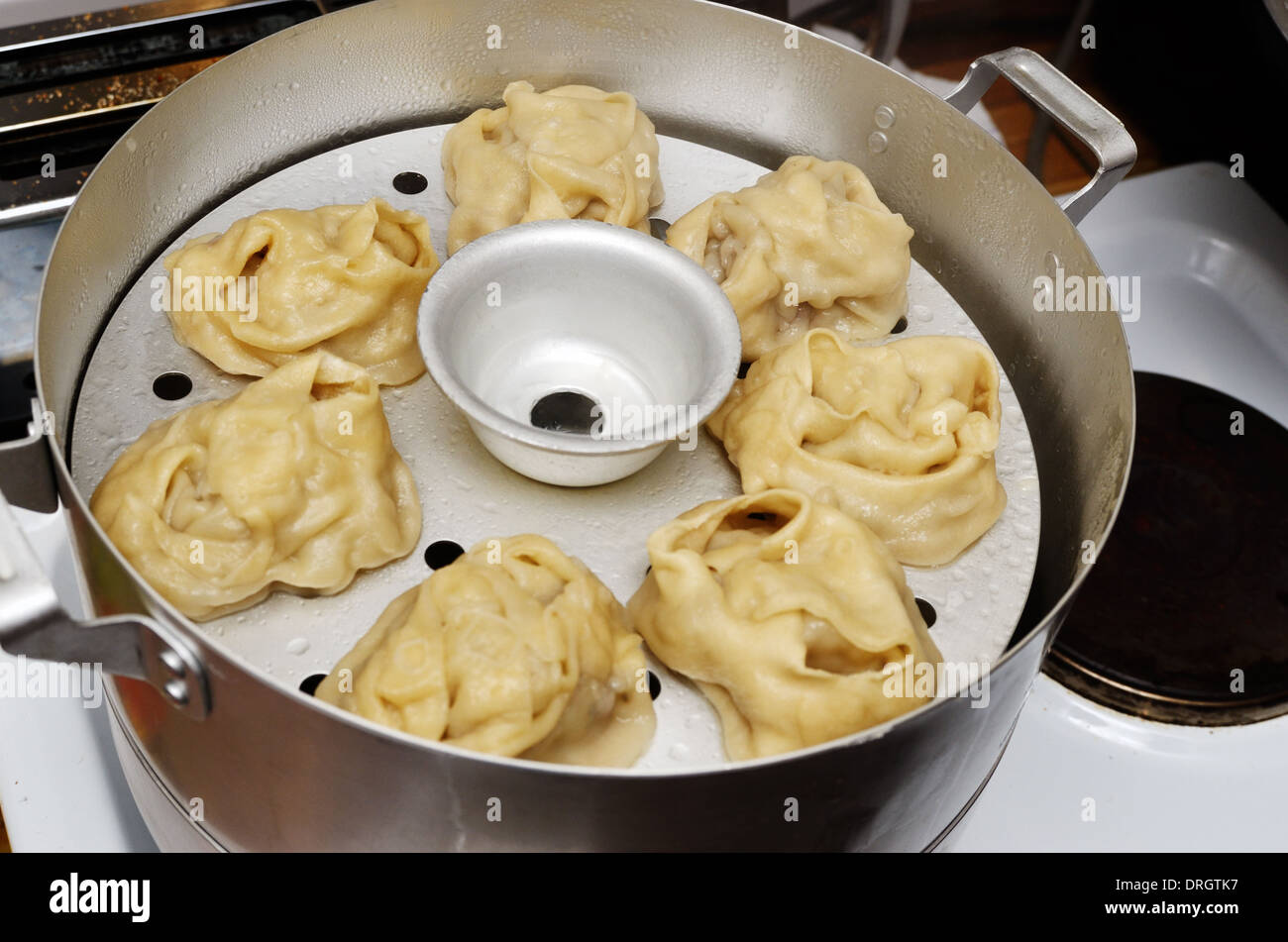 Cibi tradizionali gnocchi di patate cotte in una padella speciale Foto Stock