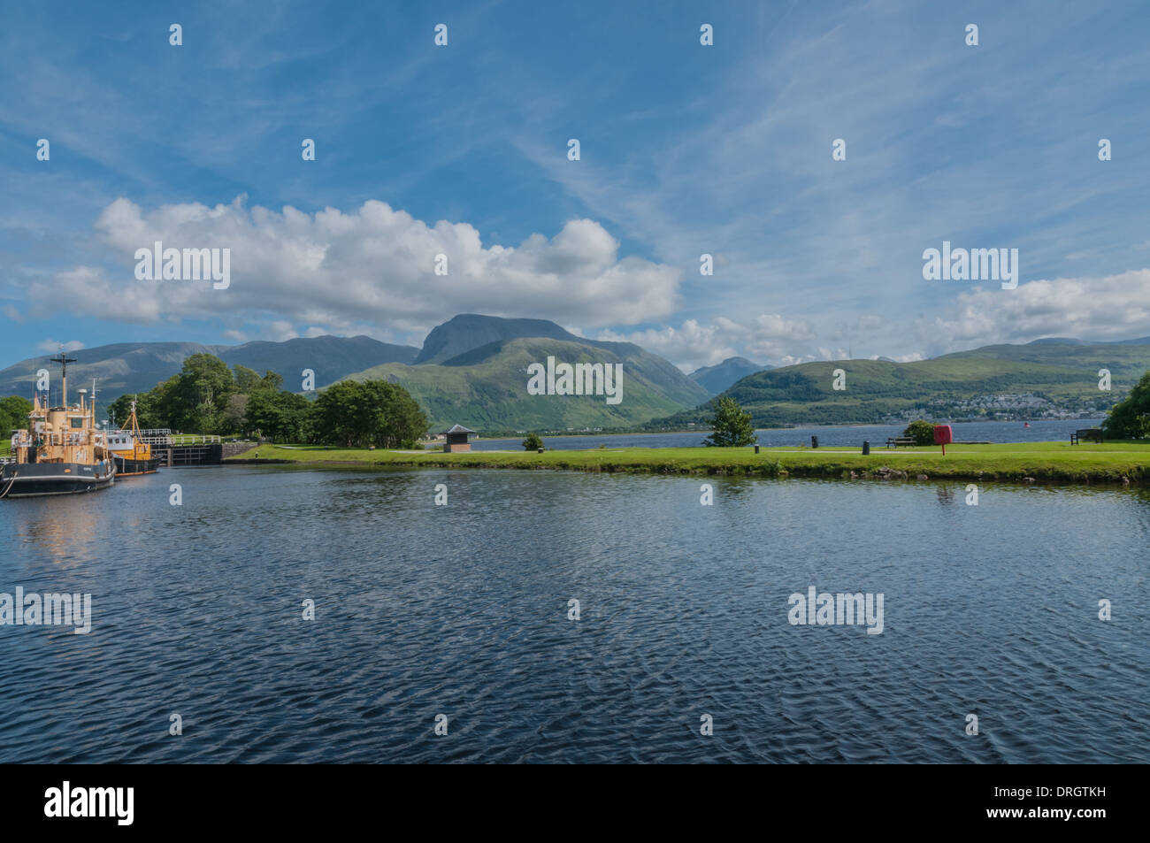 Barche in Caledonian Canal a Corpach nr Fort William Scozia Highland guardando verso il Ben Nevis Foto Stock
