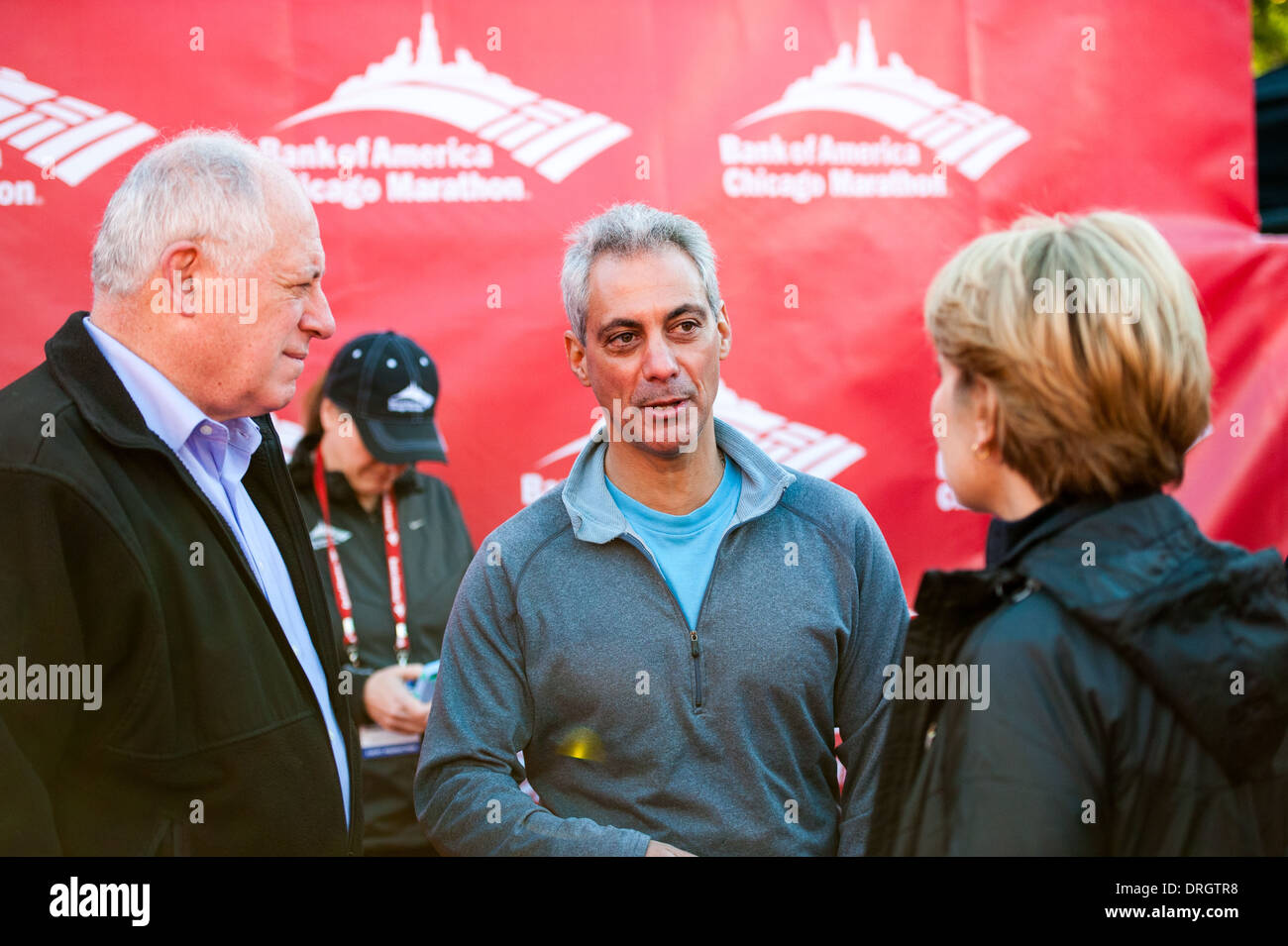 Governatore dell'Illinois Pat Quinn e sindaco di Chicago Rahm Emanuel al traguardo del 2013 Bank of America Maratona di Chicago. Foto Stock