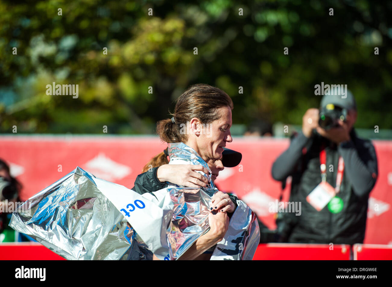 Guide di elite di attraversare la linea del traguardo presso la Banca d'America Maratona di Chicago il 13 ottobre 2013. Foto Stock