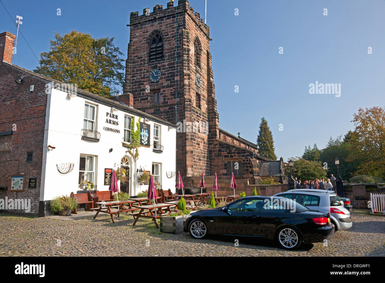 I bracci di Parr pub accanto a St Wilfrid la Chiesa, Grappenhall, Cheshire Foto Stock