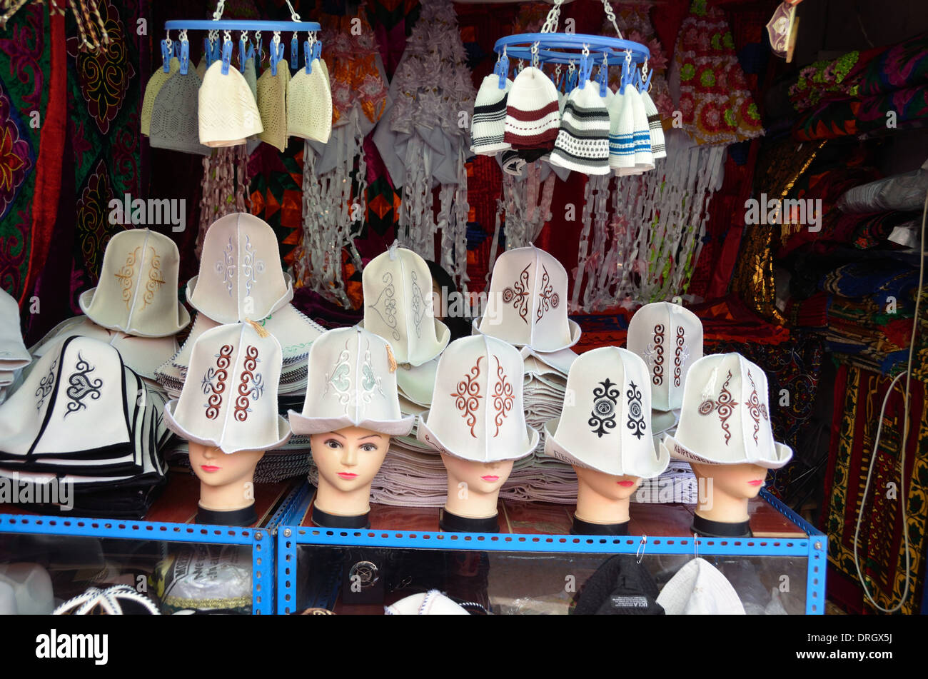 Cappelli del Kirghizistan per la vendita presso il Jayma Bazaar in materia di SSL Foto Stock