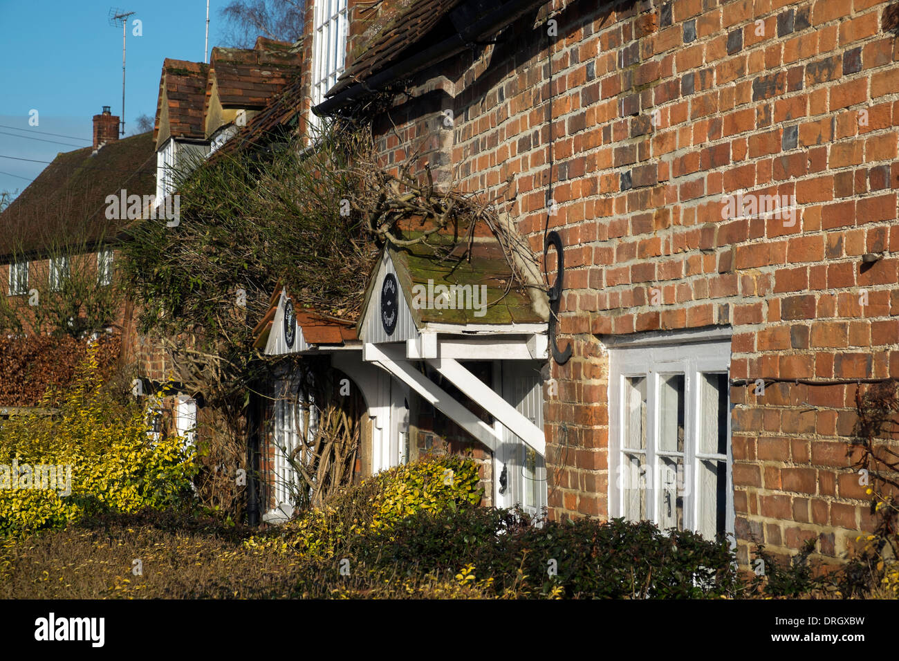 Tradizionale in rosso mattone costruito case a schiera Turville villaggio a sud-est dell' Inghilterra Buckinghamshire Bucks REGNO UNITO Foto Stock