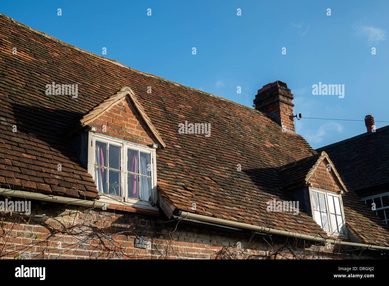 Due finestre dormer su un tetto Turville villaggio a sud-est dell' Inghilterra Buckinghamshire Bucks REGNO UNITO Foto Stock