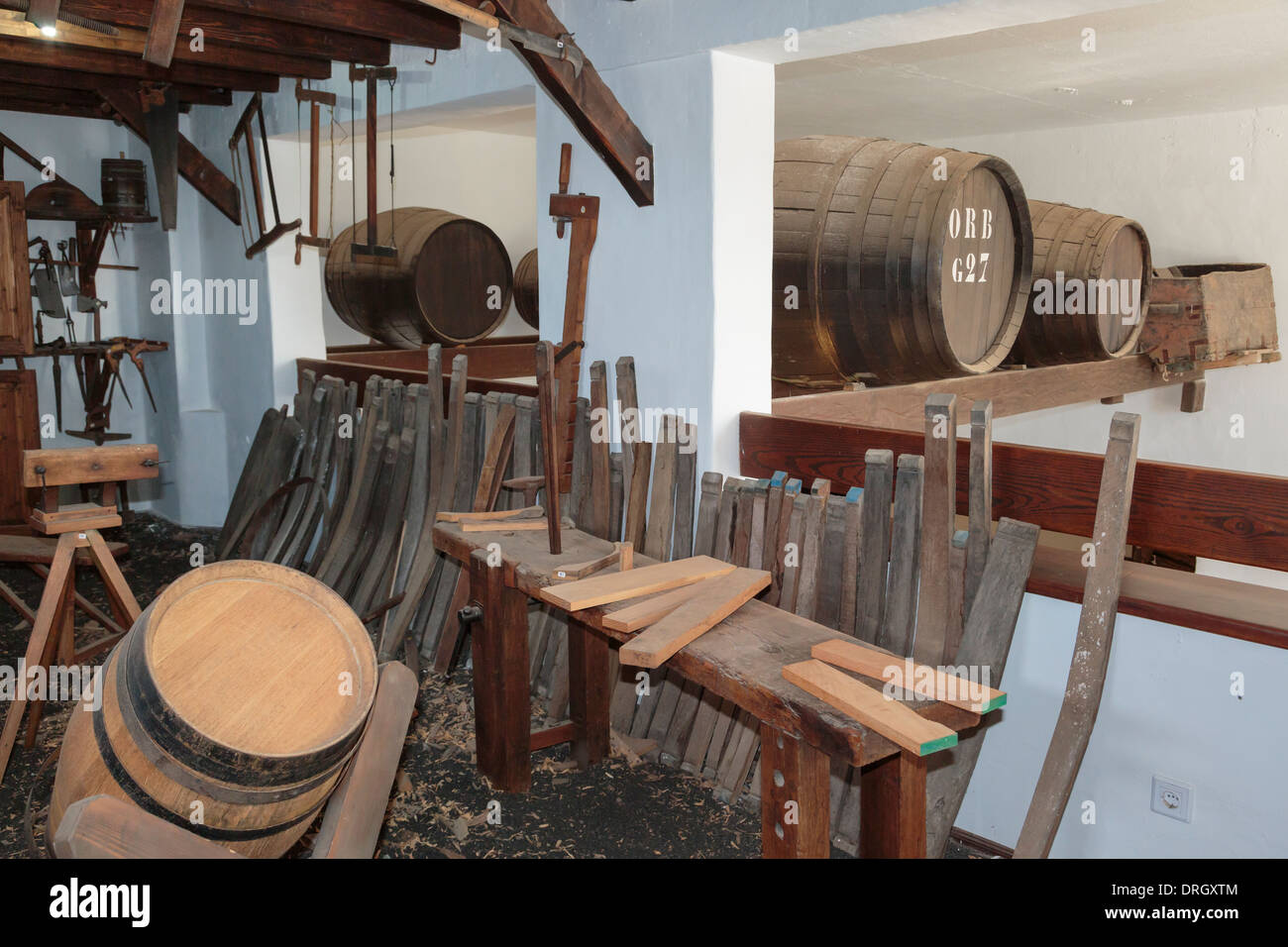 Visualizzazione della canna la produzione di attrezzi e attrezzature all'interno del Museo del Vino El Grifo museo nella regione vinicola di La Geria, Lanzarote Foto Stock