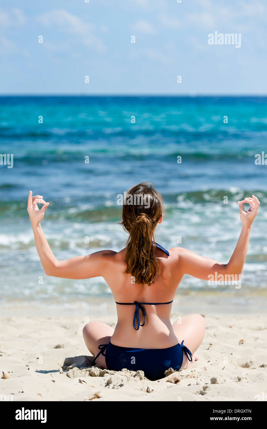 Frau im Bikini macht Joga am Strand, Spanien, Ibiza - donna non lo yoga in  spiaggia, Ibiza, Spagna Foto stock - Alamy