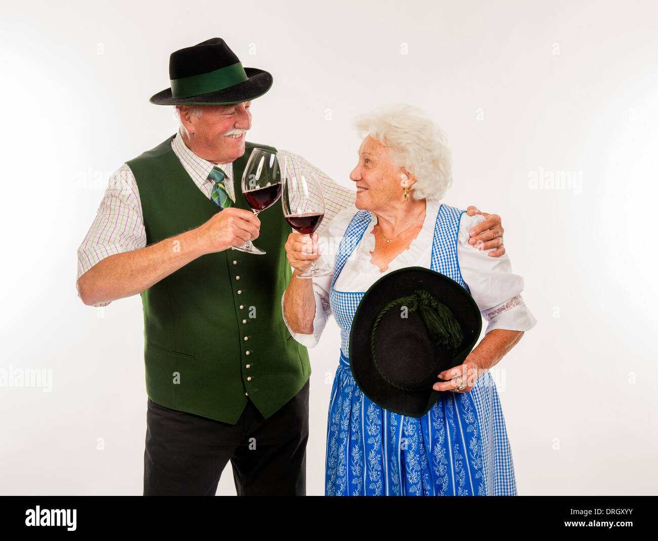 Seniorenpaar mit Rotweingläsern in Tracht - Coppia senior in costume tradizionale Foto Stock