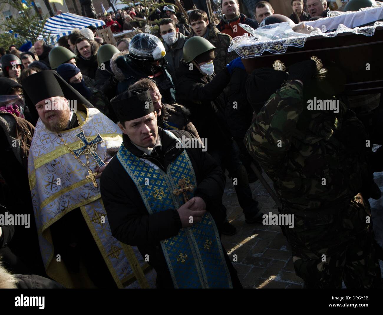 Kiev, Ucraina. 26 gen 2014. Decine di migliaia di persone a piedi in lutto durante il corteo funebre dell'attivista Mikhail Zhiznevsky, a Kiev, a gennaio 26, 2014, che è stato ucciso da un cecchino della polizia durante gli scontri di strada su Grushevskii street, gennaio 22. Credito: Sergii Kharchenko/NurPhoto/ZUMAPRESS.com/Alamy Live News Foto Stock