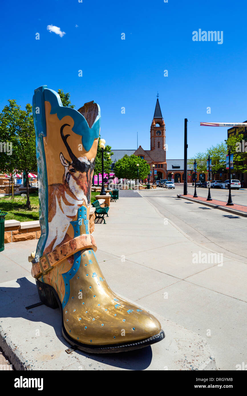 Giant cowboy boot in Cheyenne Depot Plaza nel centro storico, il centro cittadino di Cheyenne, Wyoming USA Foto Stock