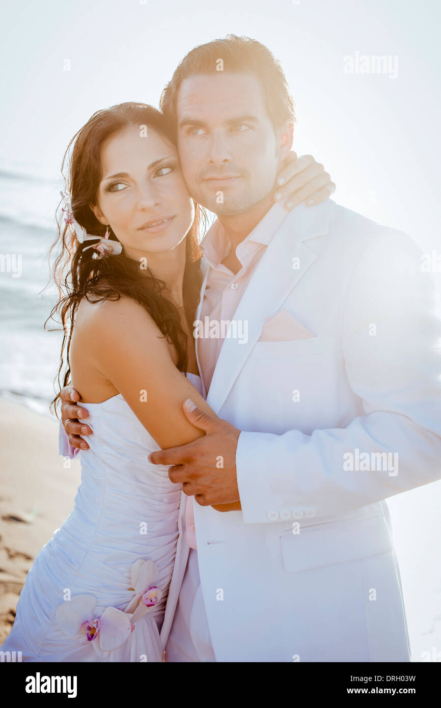 Brautpaar am Strand auf Ibiza, Spanien - coppia di sposi in spiaggia, Ibiza, Spagna Foto Stock