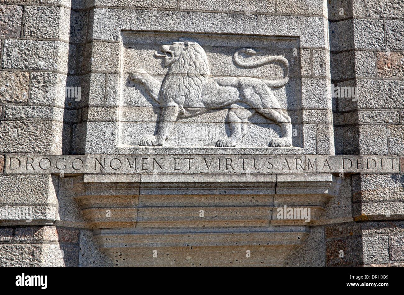 Castle Drogo è entrata- che mostra la cresta della famiglia e del motto: DROMO NOMEN ET VIRTUS ARMA DEDIT. Foto Stock