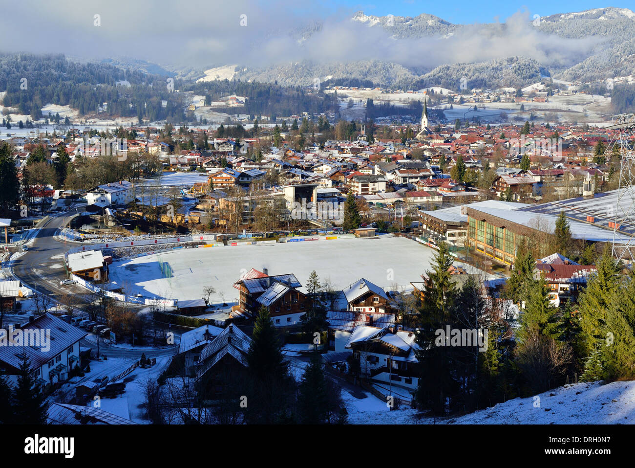 Al di sopra di Oberstdorf in Algovia in inverno con una neve caduta guardando verso il basso sulla città, Baviera, Germania Foto Stock