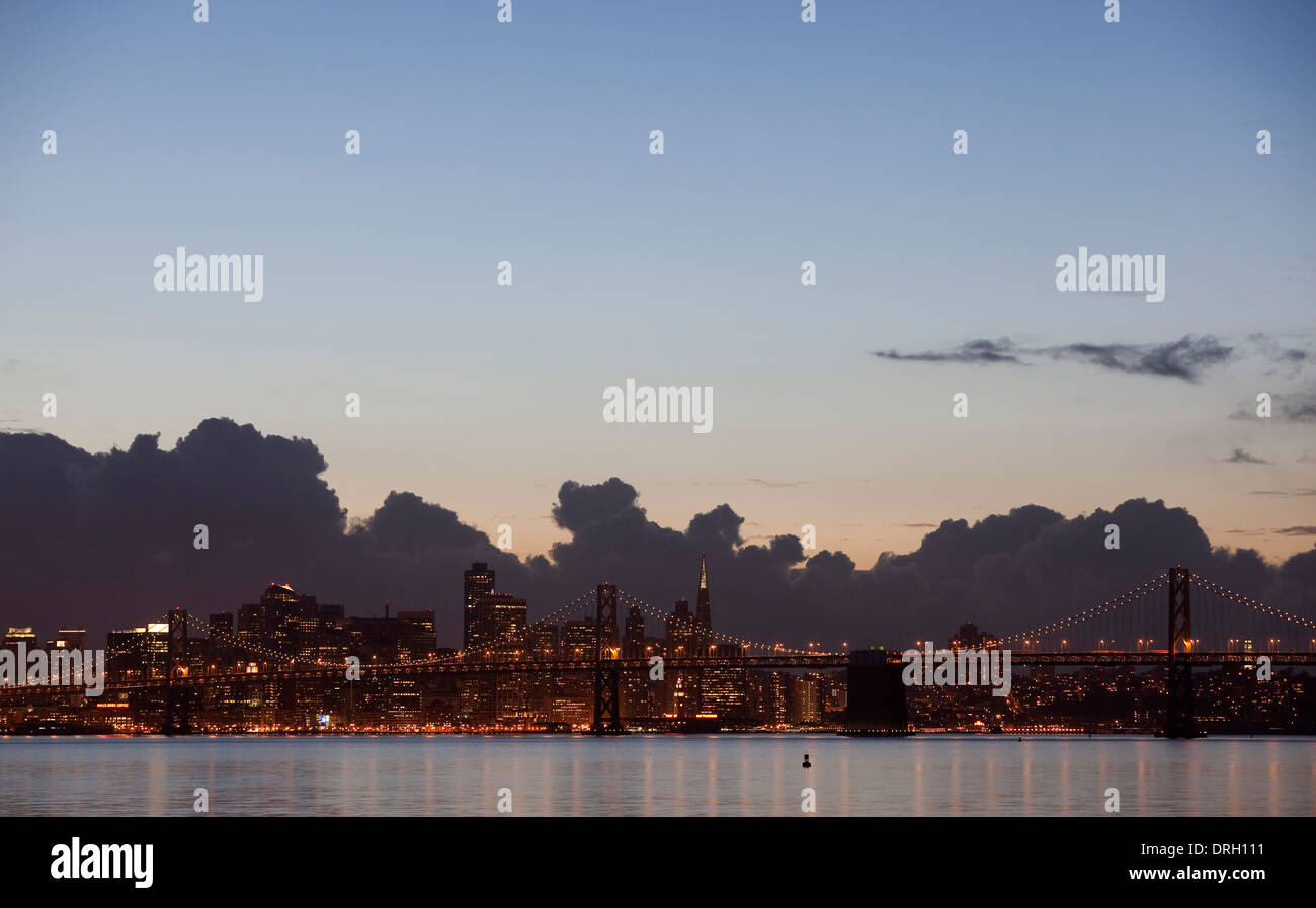 Skyline di San Francisco prima o dopo una tempesta al tramonto. Foto Stock