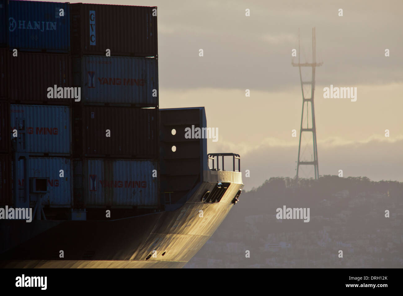 Nave da carico diretto in uscita in mare nella baia di San Francisco. Foto Stock