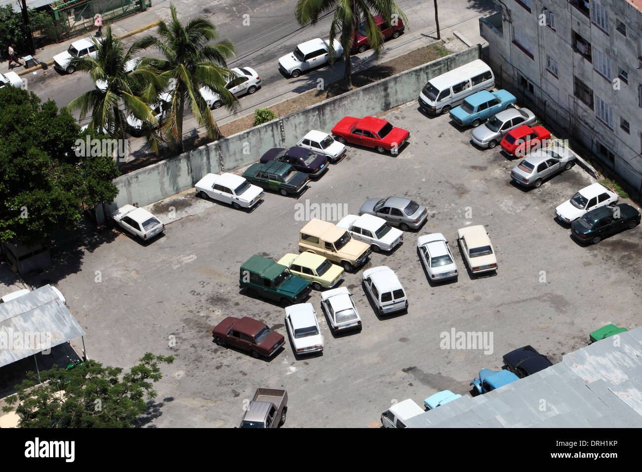 Cuba, La Habana scena di strada - vecchie auto in Havana foto: pixstory / Alamy Foto Stock