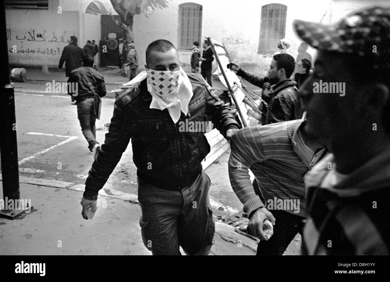 Disordini tunisino di fronte al Ministero dell'interno edificio a Tunisi il capitale. Monitoraggio militare la protesta e la violenza Foto Stock