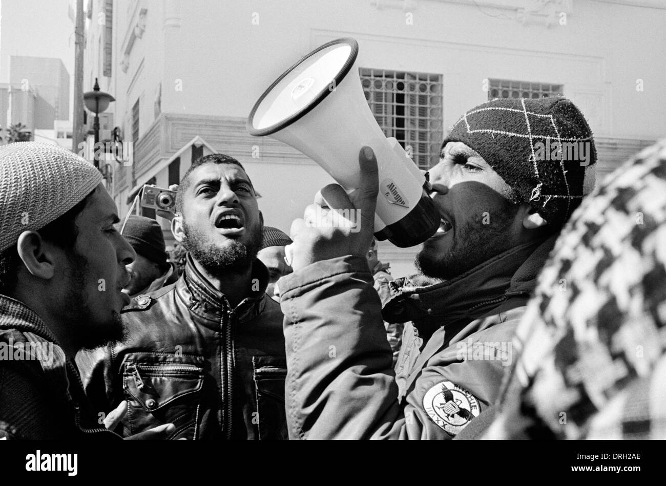 Disordini tunisino di fronte al Ministero dell'interno edificio a Tunisi il capitale. Monitoraggio militare la protesta e la violenza Foto Stock