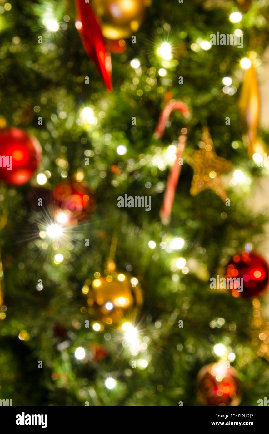Soft Focus Closeup di un albero di Natale con le sue decorazioni Foto Stock