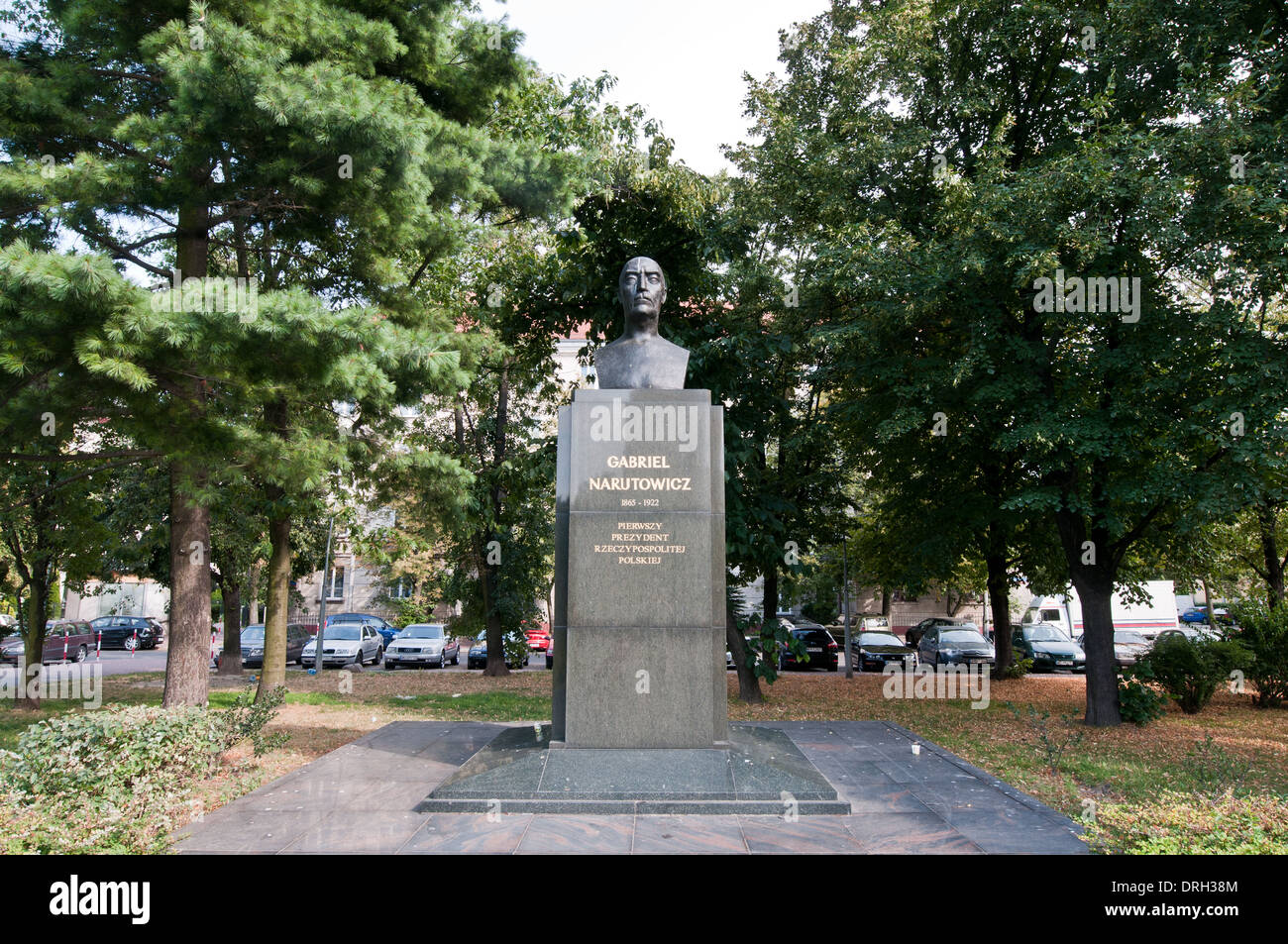 Busto di Gabriel Narutowicz, assassinato primo presidente della Seconda repubblica polacca sulla piazza Narutowicz a Varsavia, Polonia Foto Stock