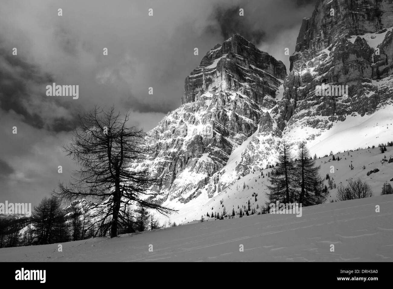 Pelmetto e monti Pelmo. Le Dolomiti in inverno. Paesaggio di montagna. Veneto. Alpi italiane. Foto Stock