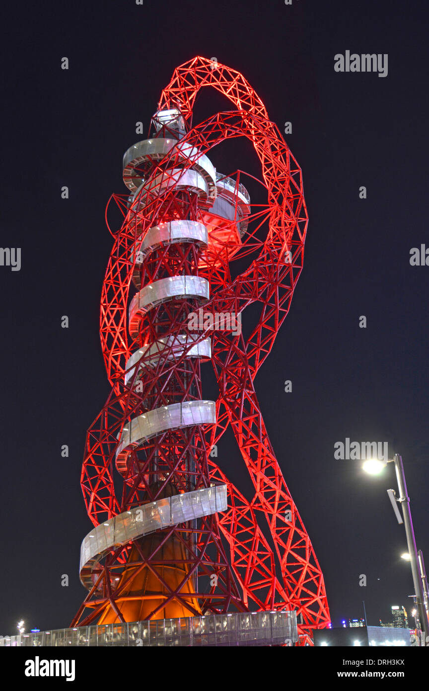 Orbit tower piattaforma di osservazione costruito per Londra 2012 giochi olimpici di notte vista illuminata durante i Giochi Paralimpici di Stratford Newham Londra Inghilterra REGNO UNITO Foto Stock