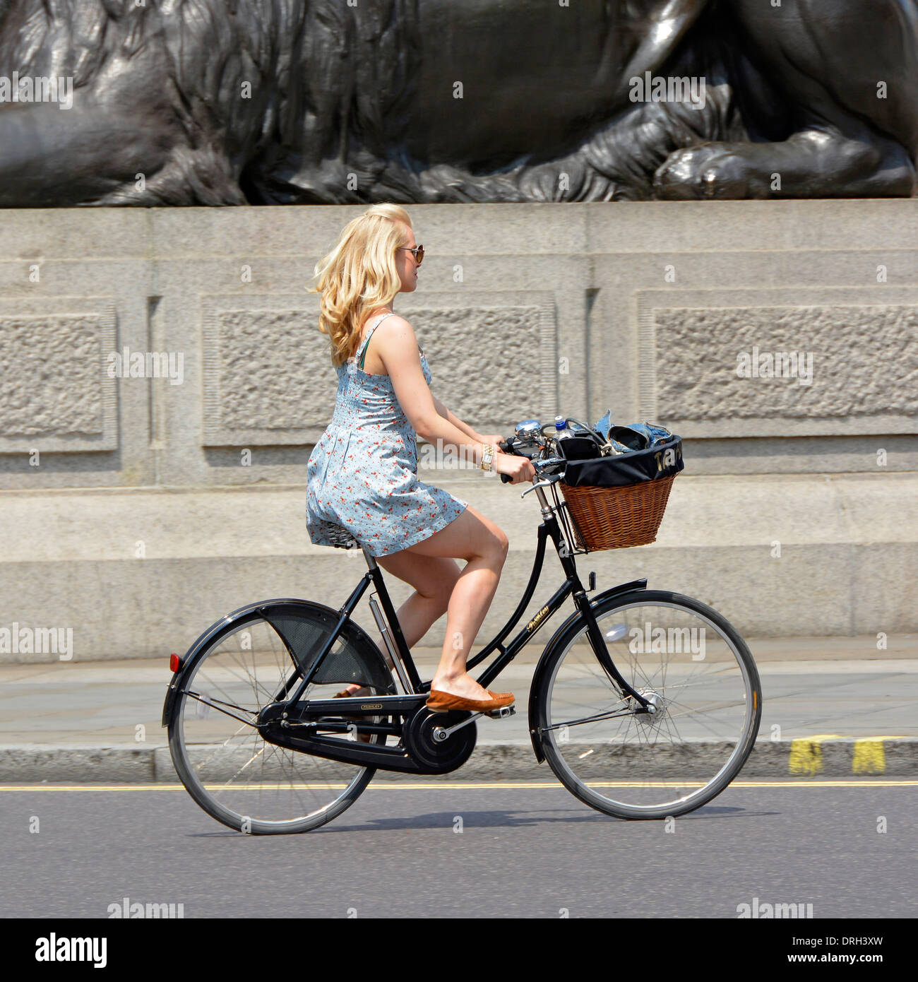 Giovane donna a cavallo di un Pashley ladies Princess Classic bici ibride  con cesto in vimini fissato al manubrio Foto stock - Alamy