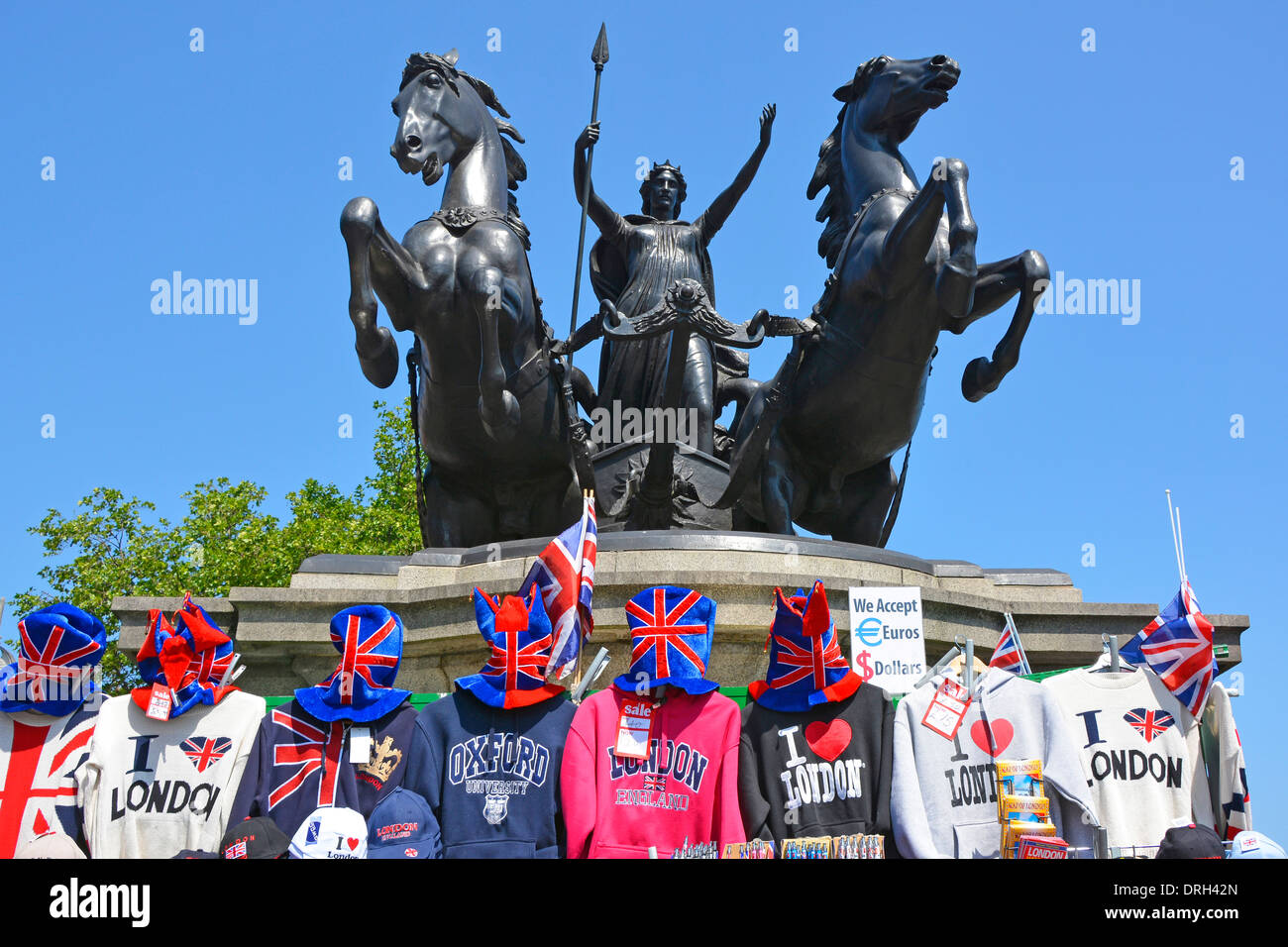 Pressione di stallo di Souvenir istituito intorno alla base del carro di Boadicea scultura a Westminster Bridge Foto Stock