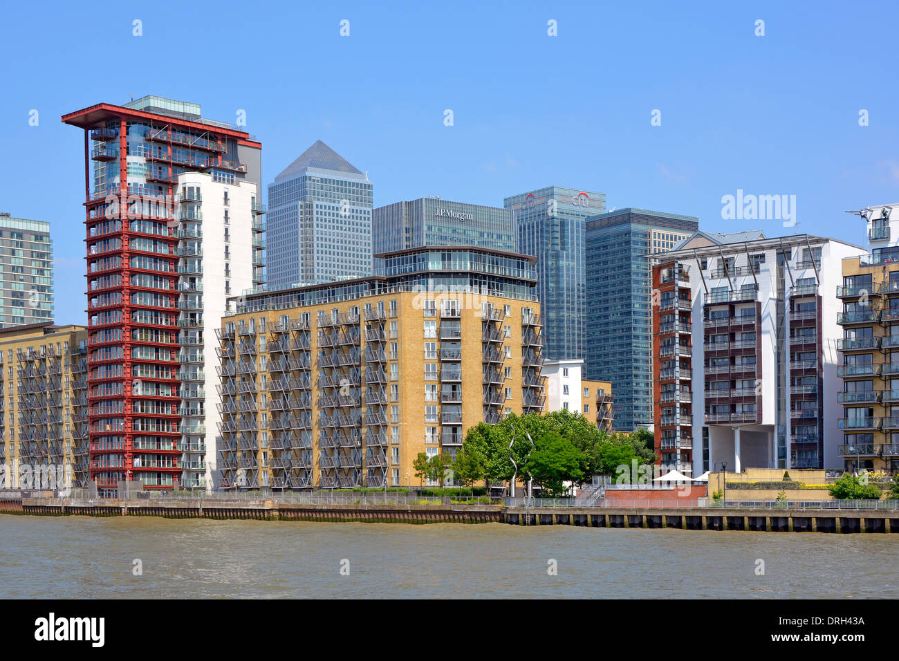 London Docklands Riverside caseggiati con Canary Wharf office grattacieli al di là Foto Stock