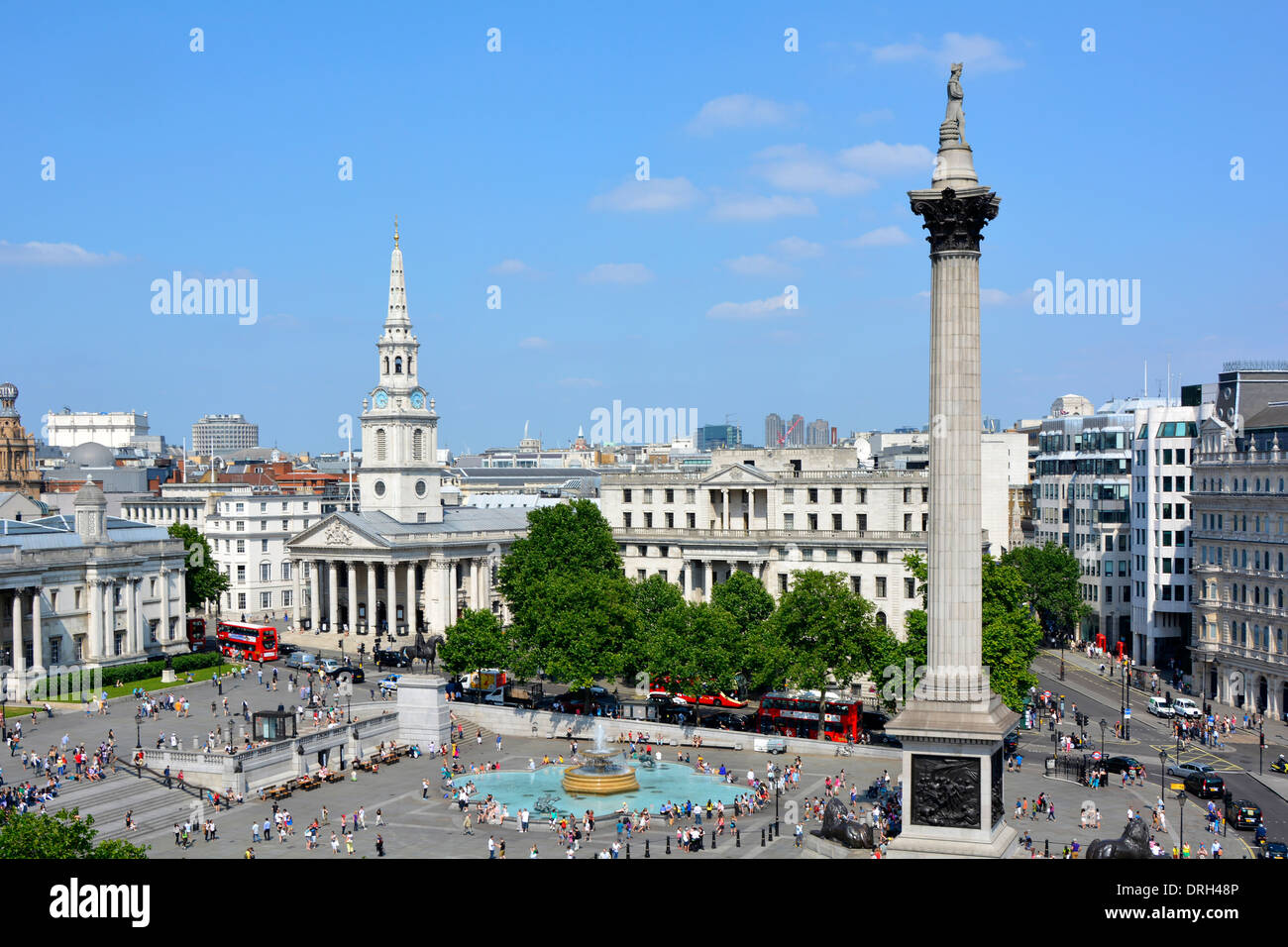 Vista aerea che guarda verso il basso sui turisti a Trafalgar Square, fontana e chiesa di St Martin-in-the-Fields con la storica colonna Nelsons UK Foto Stock