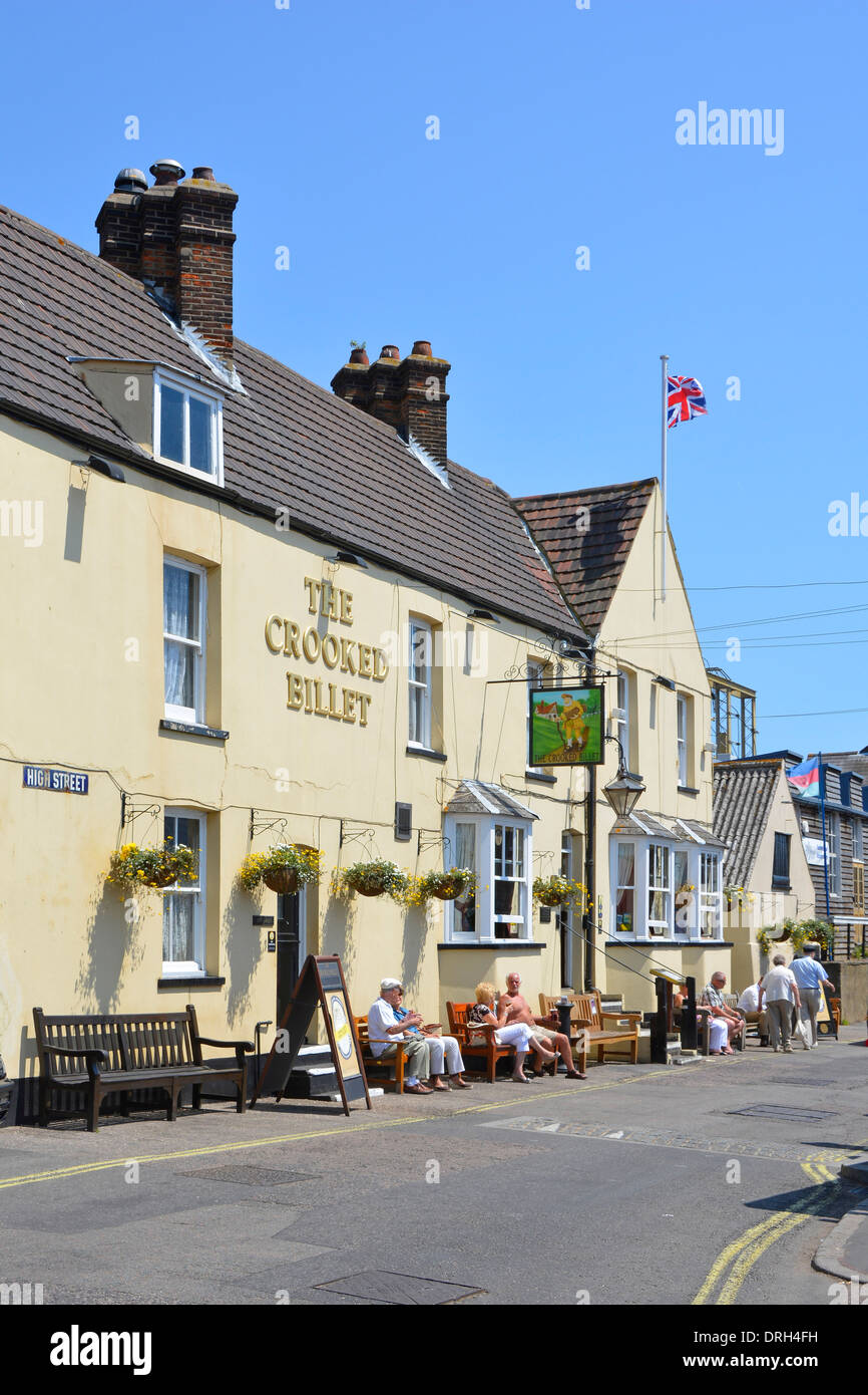 La gente seduta al di fuori della billetta Crocked pub in una calda giornata estiva Foto Stock