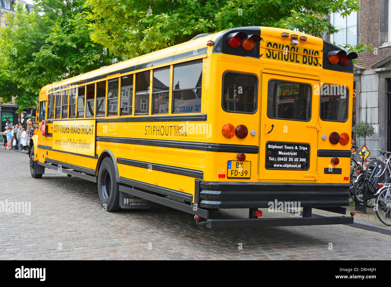 Giallo American School Bus adattato per il City Sightseeing Tours del Limburgo Maastricht Paesi Bassi Olanda Foto Stock