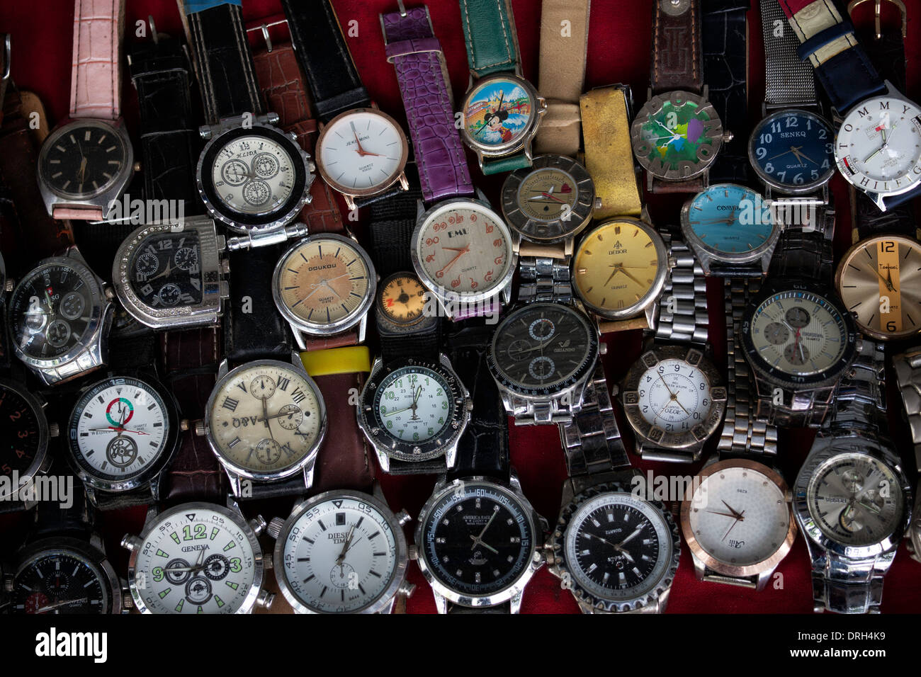 Un fornitore visualizza diversi orologi da polso, Bangkok, Thailandia Foto  stock - Alamy