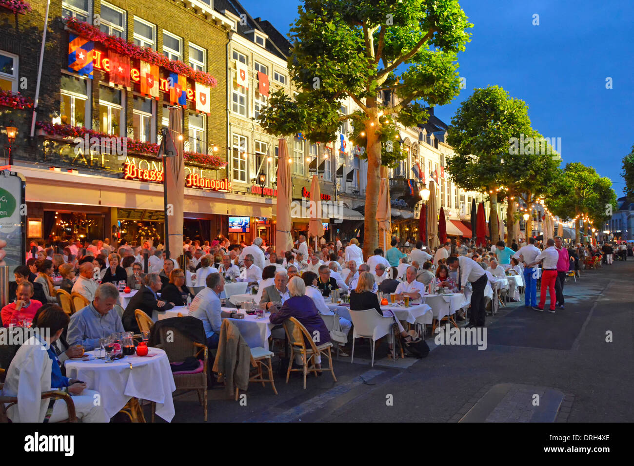 I possessori di biglietti per il pubblico in Piazza Vrijthof della città di Maastricht presso i tavoli dei ristoranti all'aperto si svolgono all'evento di concerti musicali André Rieu, calde serate estive europee Foto Stock