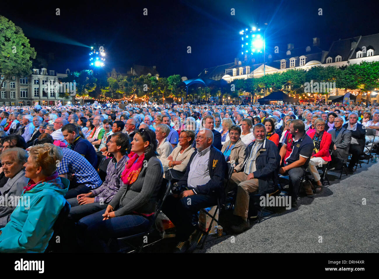 Maastricht City Vrijthof Square folle di persone sedute sotto i riflettori blu al concerto musicale André Rieu in una calda serata estiva Paesi Bassi UE Foto Stock