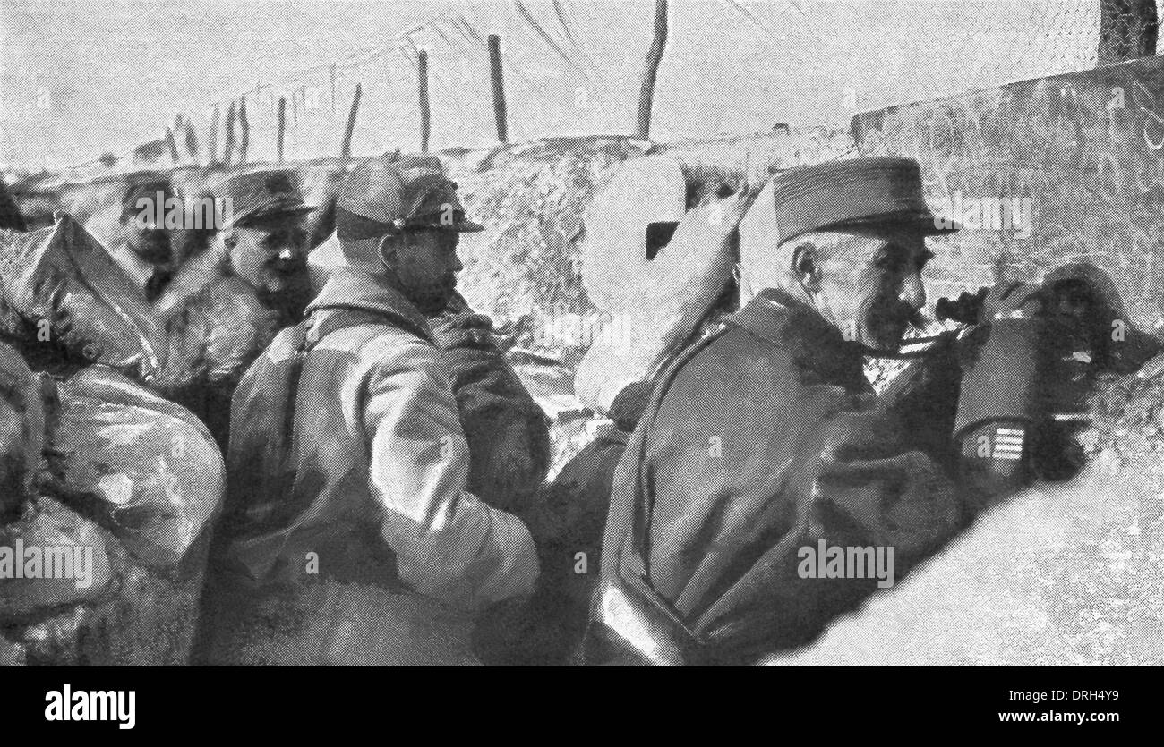 Soldati alleati nelle trincee guardare per il nemico i soldati tedeschi durante la guerra mondiale I. Foto Stock