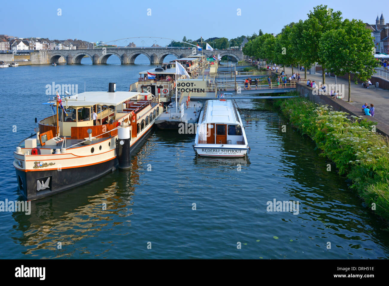 Maastricht, fine giornata d'estate, tour sul fiume Mosa (maas) con ponte Sint Servaasbrug St Servatius oltre Limburgo Paesi Bassi e UE Foto Stock