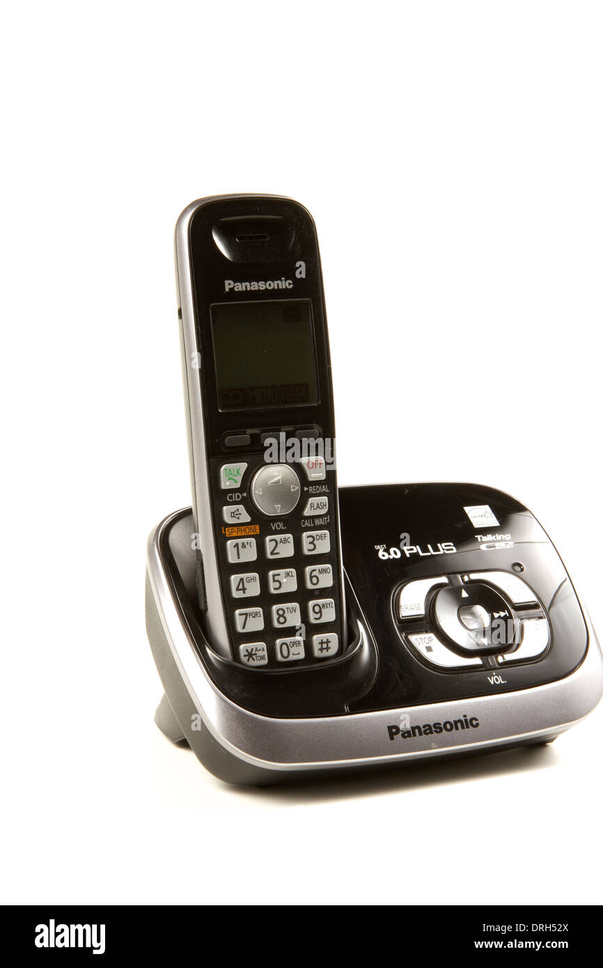Vecchia scuola Panasonic telefono cordless e il caricatore su sfondo bianco Foto Stock