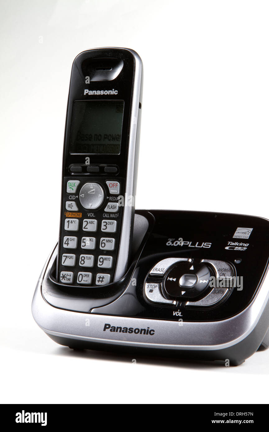 Vecchia scuola Panasonic telefono cordless e il caricatore su sfondo bianco Foto Stock