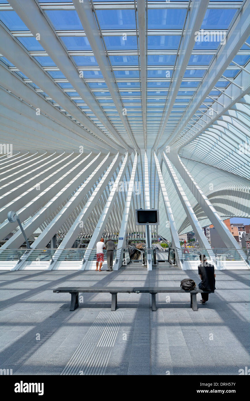 Moderno e futuristico edificio di trasporto pubblico Interior design Belgio Stazione ferroviaria Liege i passeggeri aspettano su atrio vetro soffitto e tetto struttura UE Foto Stock