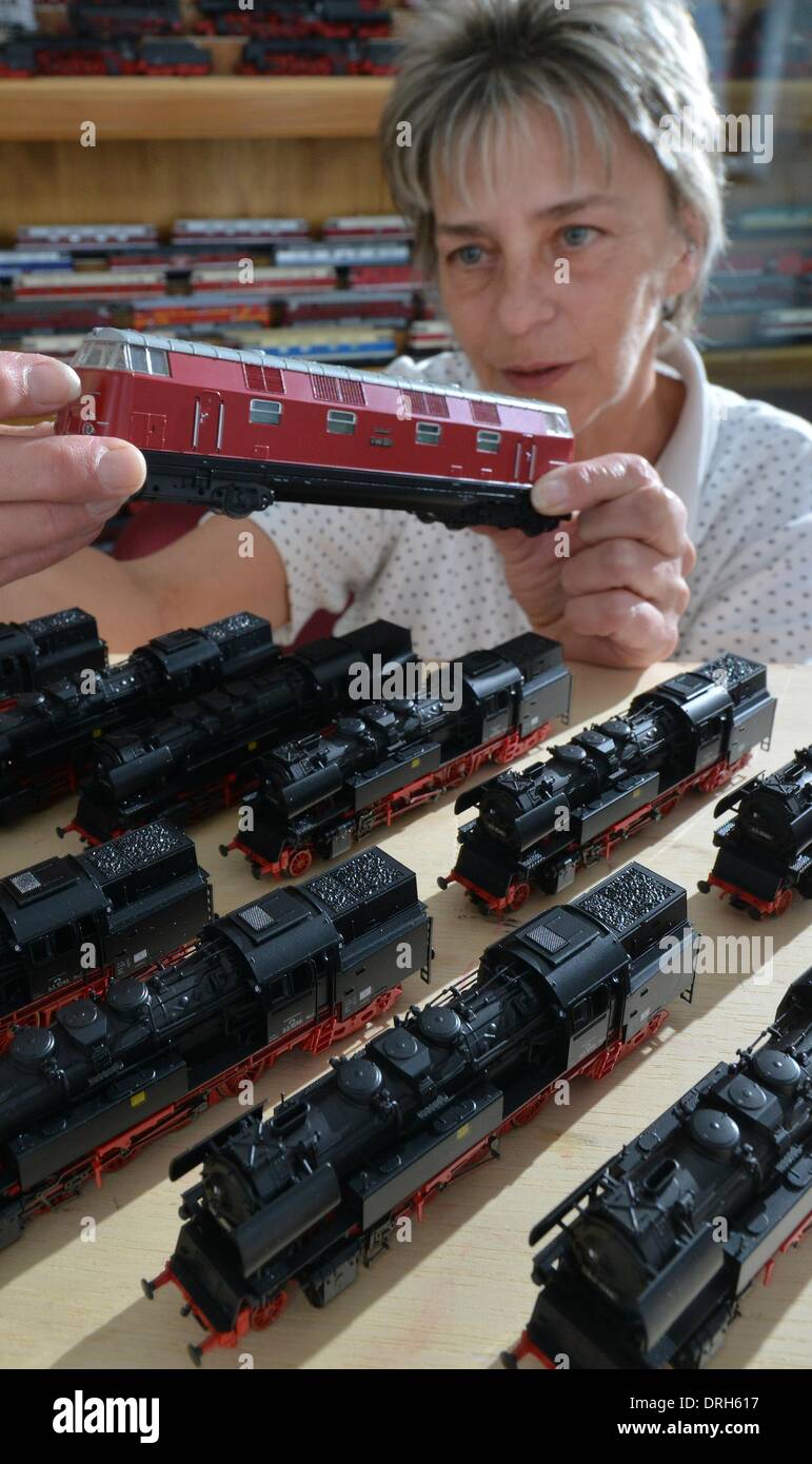 Zwickau, Germania. Xiv gen, 2014. Dipendente Baerbel Roeder guarda a un modello di locomotori della classe 65 (fondo) e una V180 della Deutsche Reichsbahn nel Guetzold Modellbau azienda in Zwickau, Germania, 14 gennaio 2014. La società presenterà i suoi modelli più recenti presso la fiera internazionale, Norimberga, che avrà luogo dal 29 gennaio fino al 03 febbraio. Foto: Hendrik Schmidt/dpa/Alamy Live News Foto Stock