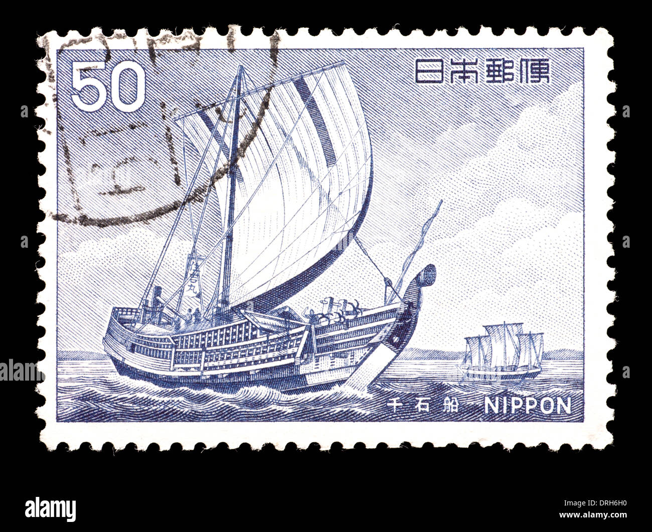Francobollo dal Giappone raffigurante un sengoku-bune nave da carico. Foto Stock