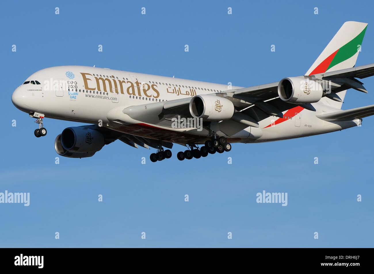 Emirates Airline Airbus A380 con marcature speciali che pubblicizzano Expo 2020 Dubai UAE come città ospitante. Seriale A6-EDR. Atterraggio a Londra Heathrow Foto Stock