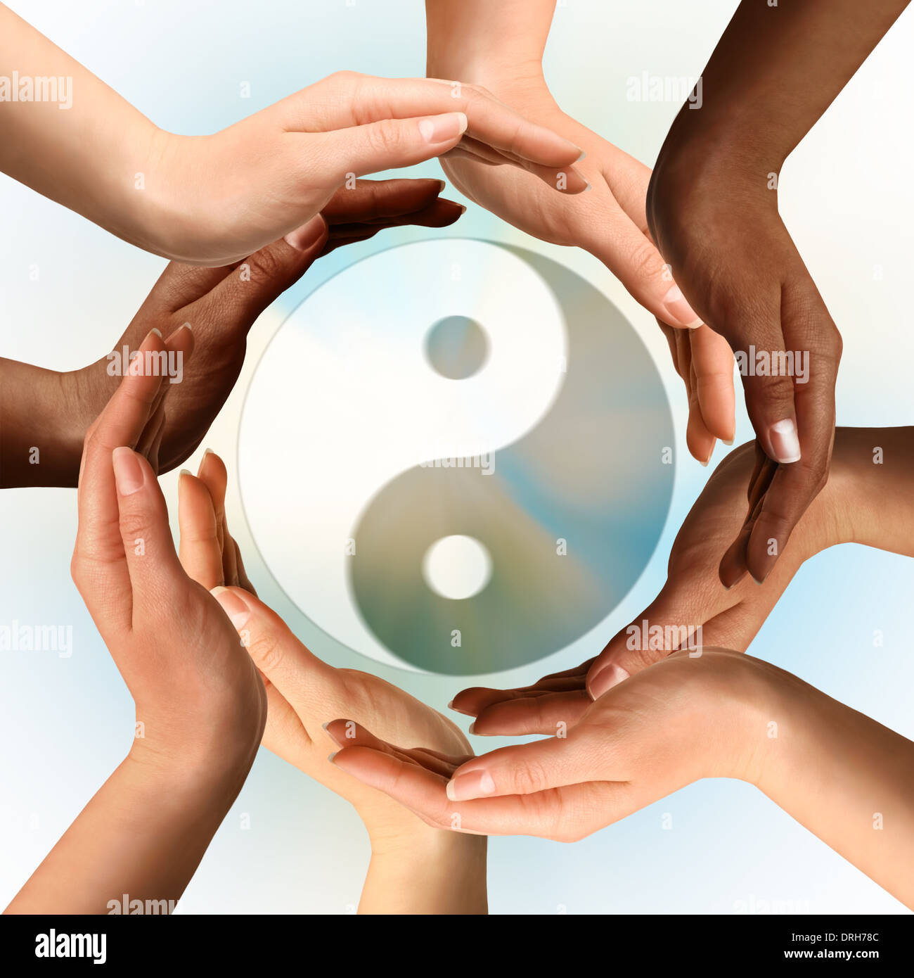 Conceptual yin-yang simbolo con mani e multirazziale che lo circonda. Equilibrio, pace, la meditazione, la spiritualità del concetto. Foto Stock