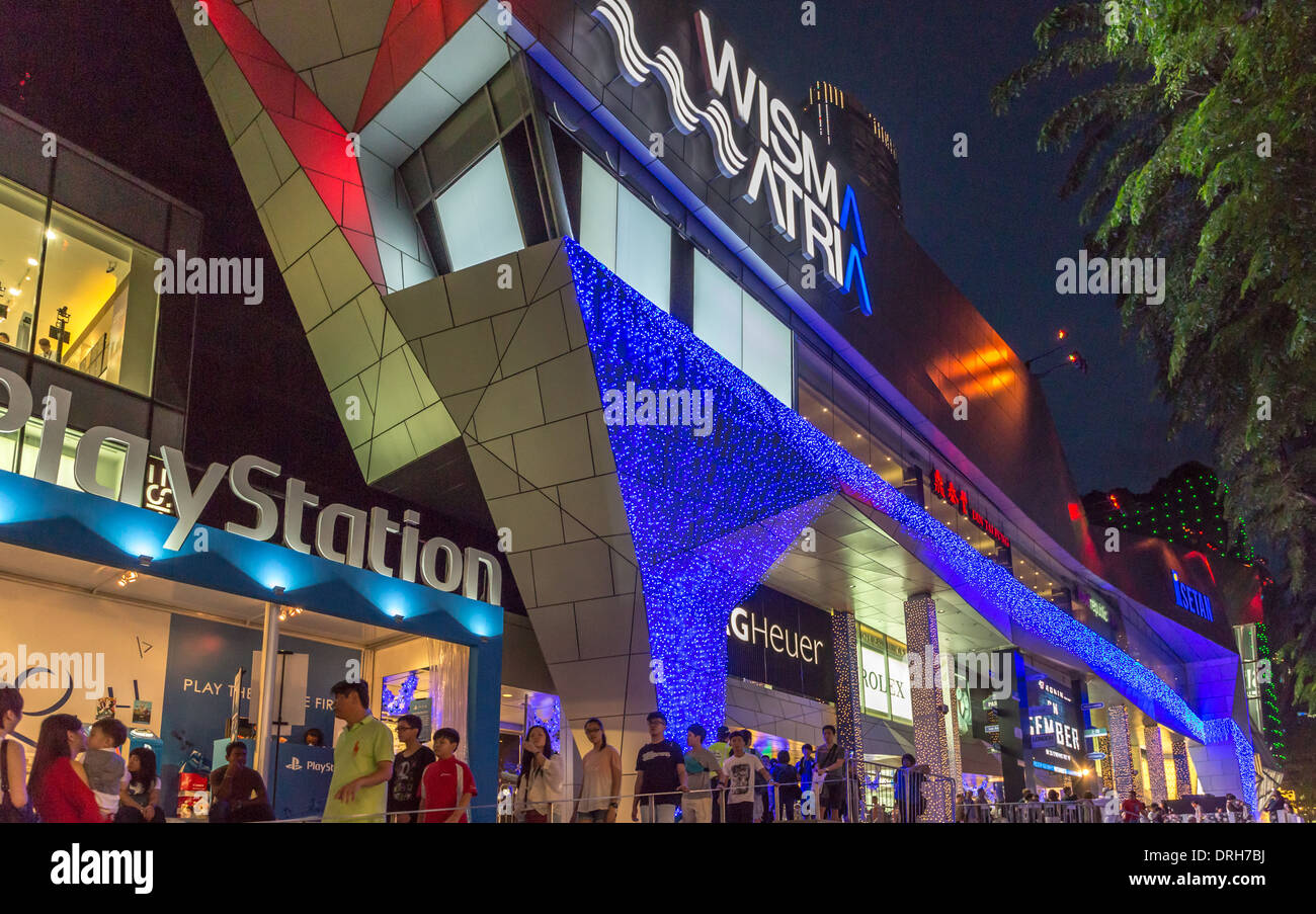 La gente lo shopping e le decorazioni di Natale su negozi di Orchard Road, Singapore. Foto Stock