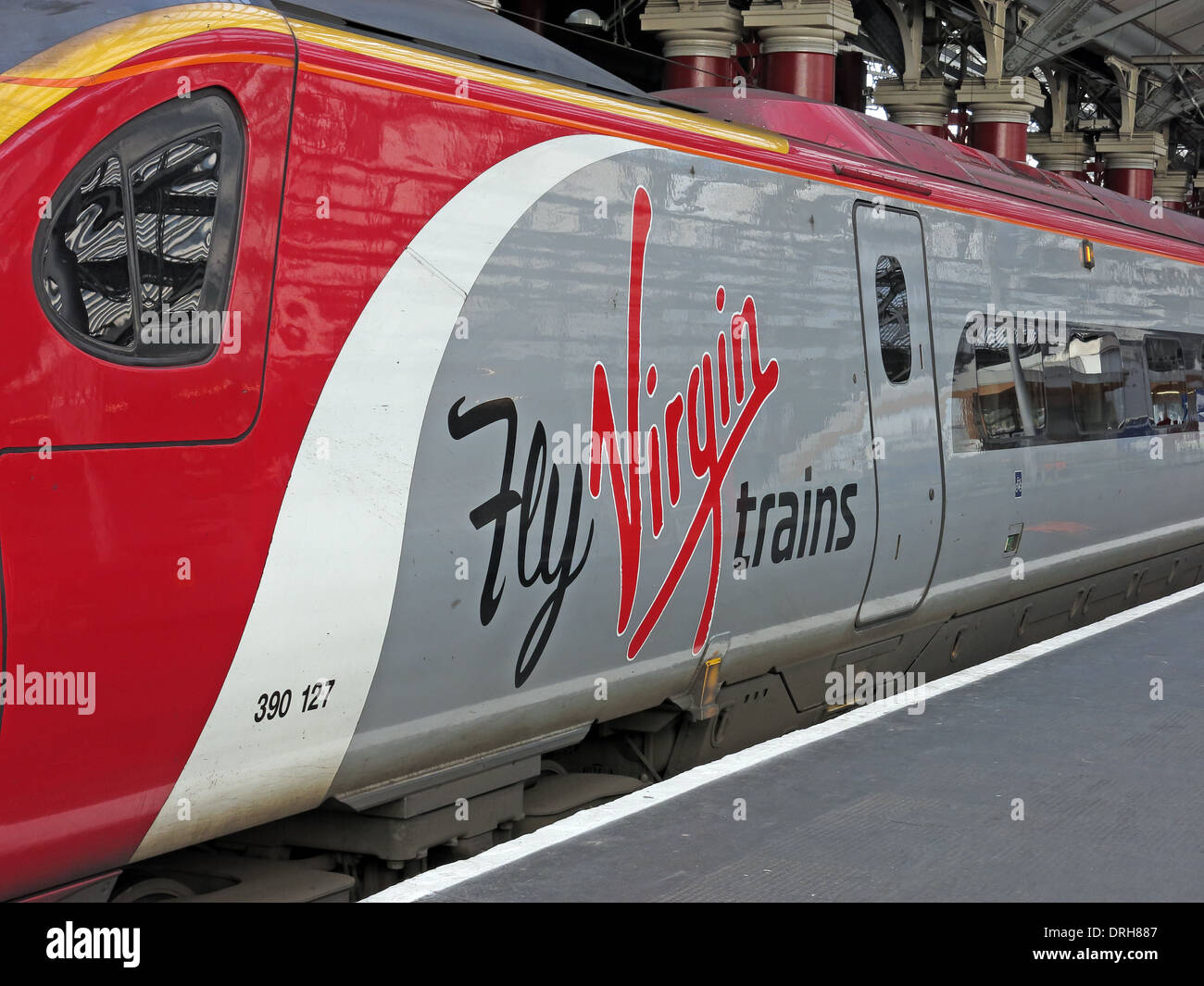 Fly Virgin Trains UK - Liverpool Lime St fino alla stazione di Euston - rosso e bianco livrea grigio Foto Stock