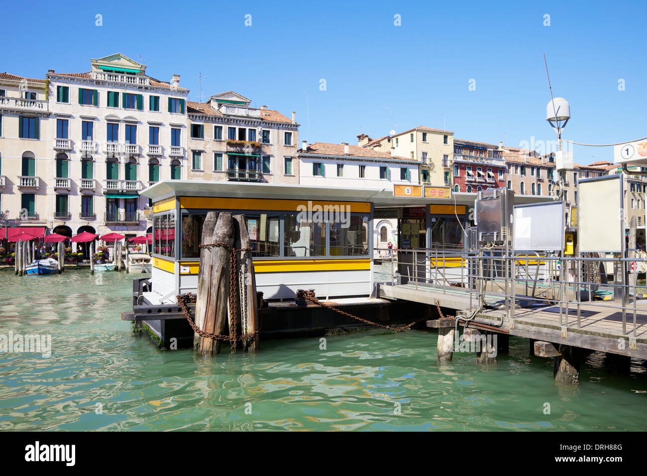 Rialto stazione del vaporetto sul Canal Grande di Venezia, Veneto, Italia Foto Stock