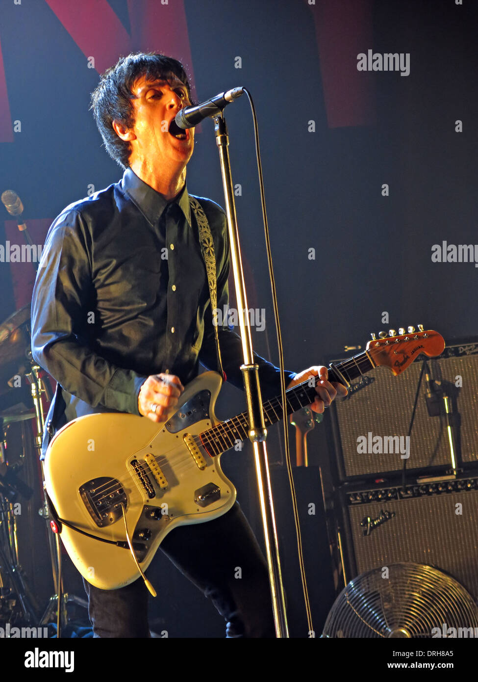 Johnny Marr di Smiths Manchester Academy live sul palco a suonare la chitarra parafango Inghilterra UK 2013 12-10-2013 Foto Stock