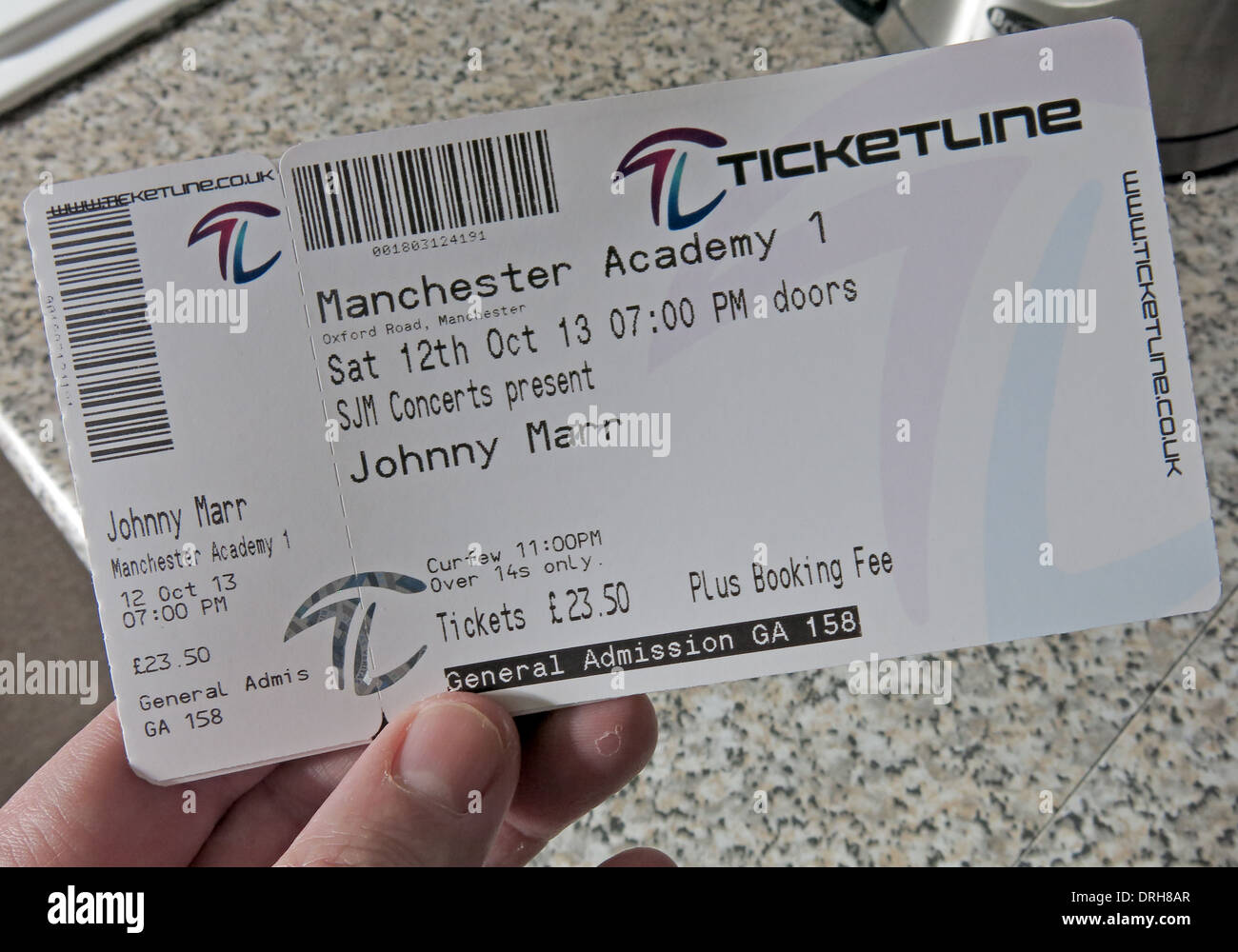 Persona in possesso di Johnny Marr biglietto concerto di Manchester 2013 Foto Stock